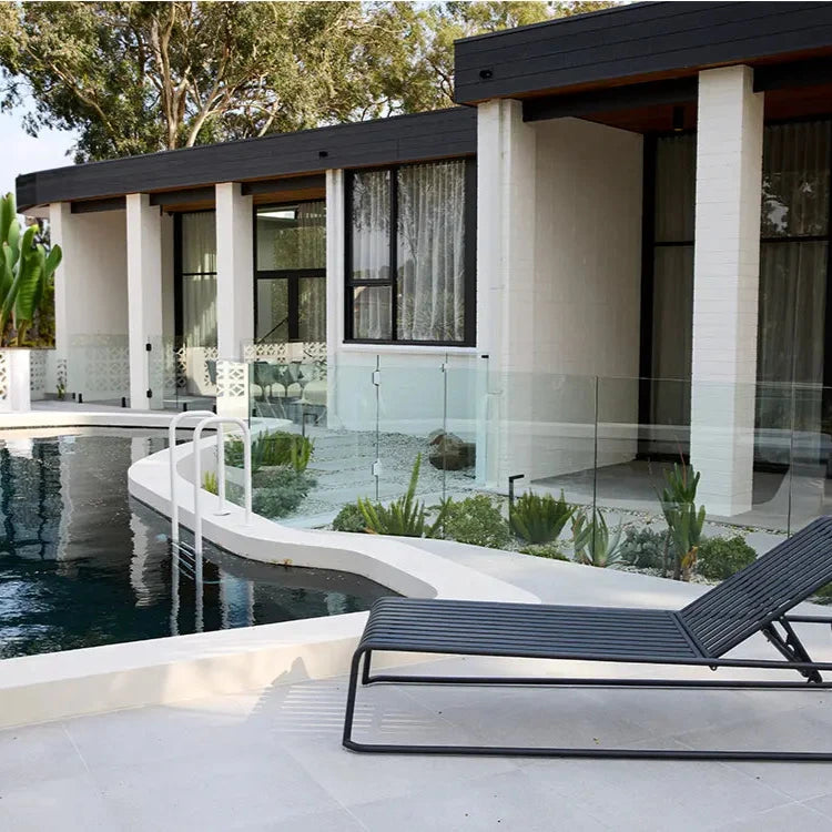 pool side sun bed